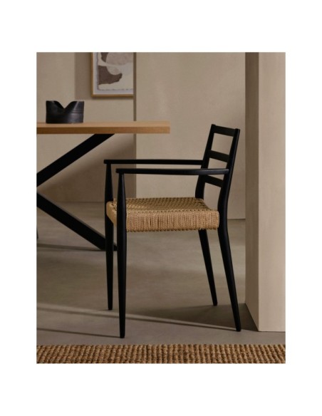Silla Analy con reposabrazos madera maciza de roble acabado negro asiento cuerda FSC 100% - Kave Home