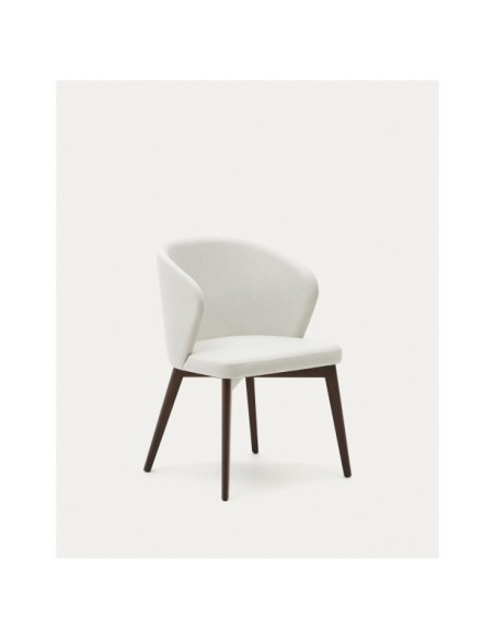 Silla Darice de chenilla beige y madera maciza de haya con acabado nogal FSC 100% - Kave Home