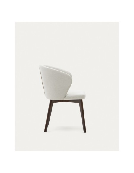 Silla Darice de chenilla beige y madera maciza de haya con acabado nogal FSC 100% - Kave Home