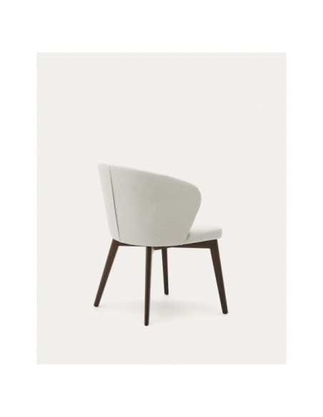 Silla Darice de chenilla beige y madera maciza de haya con acabado nogal FSC 100% - Kave Home