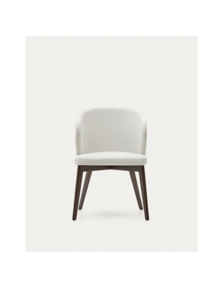 Silla Darice de chenilla beige y madera maciza de haya con acabado nogal FSC 100% - Kave Home