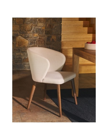 Silla Darice de chenilla beige y madera maciza de haya con acabado nogal FSC 100% - Kave Home