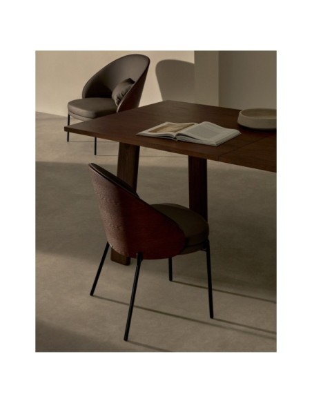 Silla Eamy de piel sintética marrón, chapado en fresno con acabado nogal y metal negro - Kave Home