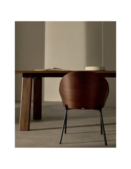 Silla Eamy de piel sintética marrón, chapado en fresno con acabado nogal y metal negro - Kave Home