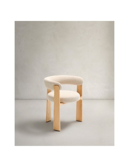 Silla Granite de 3 patas de chenilla beige y madera maciza fresno acabado natural FSC 100% - Kave Home