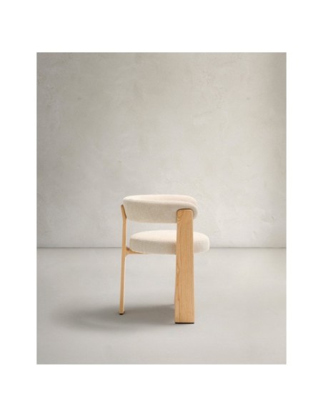 Silla Granite de 3 patas de chenilla beige y madera maciza fresno acabado natural FSC 100% - Kave Home