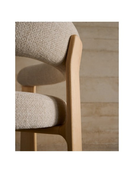 Silla Granite de 3 patas de chenilla beige y madera maciza fresno acabado natural FSC 100% - Kave Home