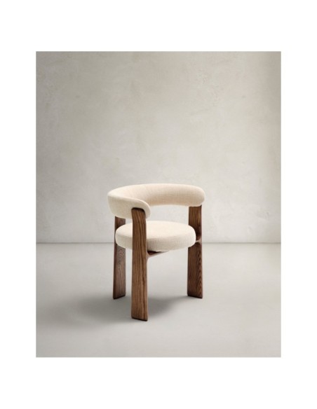 Silla Granite de 3 patas de chenilla beige y madera maciza fresno acabado nogal FSC 100% - Kave Home