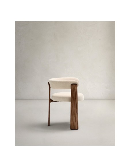 Silla Granite de 3 patas de chenilla beige y madera maciza fresno acabado nogal FSC 100% - Kave Home