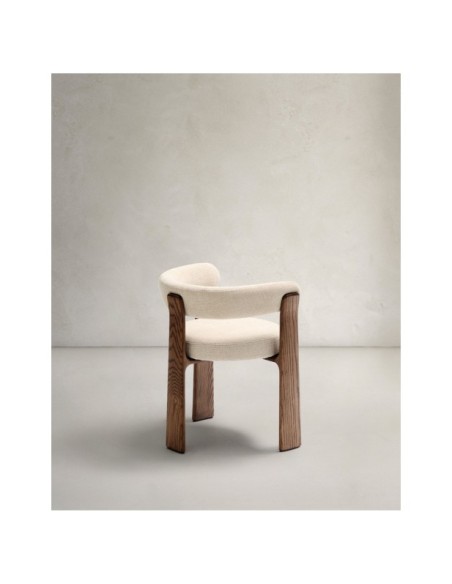 Silla Granite de 3 patas de chenilla beige y madera maciza fresno acabado nogal FSC 100% - Kave Home