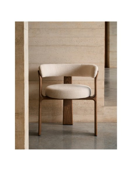 Silla Granite de 3 patas de chenilla beige y madera maciza fresno acabado nogal FSC 100% - Kave Home