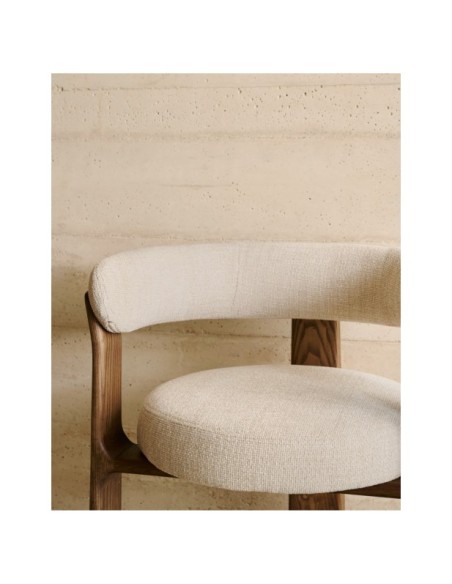 Silla Granite de 3 patas de chenilla beige y madera maciza fresno acabado nogal FSC 100% - Kave Home