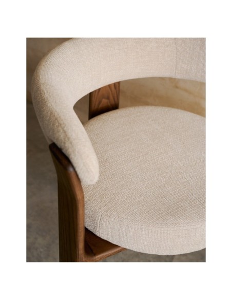 Silla Granite de 3 patas de chenilla beige y madera maciza fresno acabado nogal FSC 100% - Kave Home