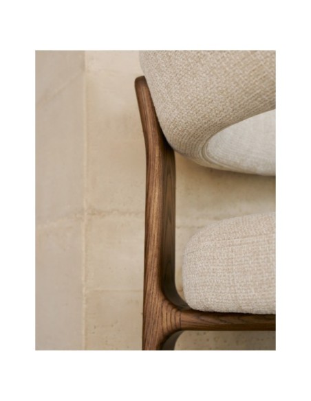 Silla Granite de 3 patas de chenilla beige y madera maciza fresno acabado nogal FSC 100% - Kave Home
