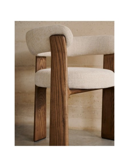 Silla Granite de 3 patas de chenilla beige y madera maciza fresno acabado nogal FSC 100% - Kave Home