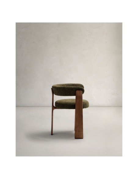 Silla Granite de 3 patas de chenilla verde y madera maciza fresno acabado nogal FSC 100% - Kave Home