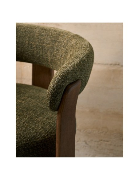 Silla Granite de 3 patas de chenilla verde y madera maciza fresno acabado nogal FSC 100% - Kave Home