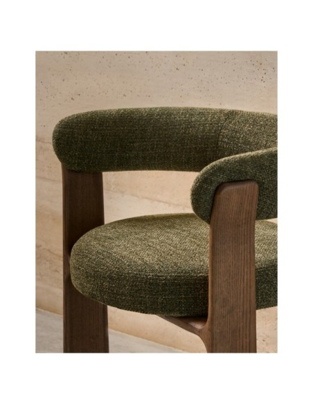 Silla Granite de 3 patas de chenilla verde y madera maciza fresno acabado nogal FSC 100% - Kave Home