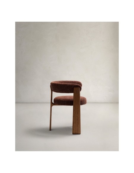 Silla Granite de 3 patas de chenilla marrón y madera maciza fresno acabado nogal FSC 100% - Kave Home