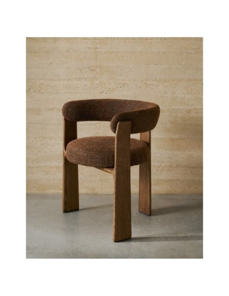 Silla Granite de 3 patas de chenilla marrón y madera maciza fresno acabado nogal FSC 100% - Kave Home