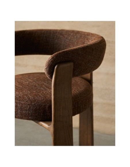 Silla Granite de 3 patas de chenilla marrón y madera maciza fresno acabado nogal FSC 100% - Kave Home