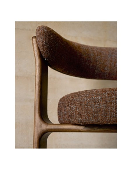 Silla Granite de 3 patas de chenilla marrón y madera maciza fresno acabado nogal FSC 100% - Kave Home