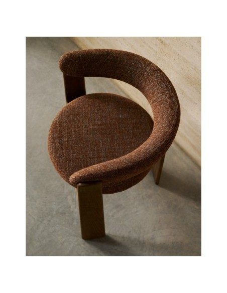 Silla Granite de 3 patas de chenilla marrón y madera maciza fresno acabado nogal FSC 100% - Kave Home