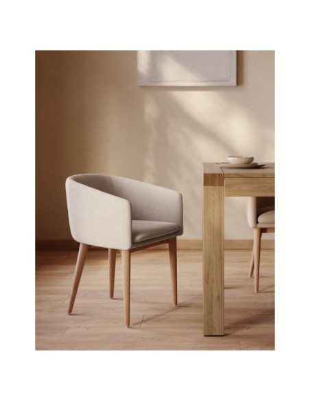 Silla Harlan de chenilla beige y patas de madera maciza de fresno - Kave Home