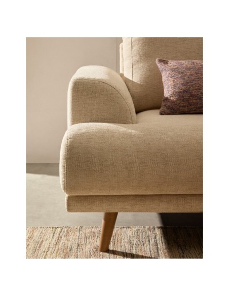 Sofá Karin 2 plazas de chenilla beige y patas de madera maciza de haya 210 cm - Kave Home