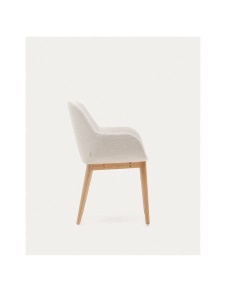 Silla Konna beige y patas de madera maciza de fresno acabado natural - Kave Home