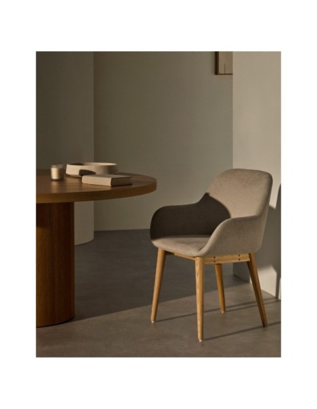 Silla Konna beige y patas de madera maciza de fresno acabado natural - Kave Home