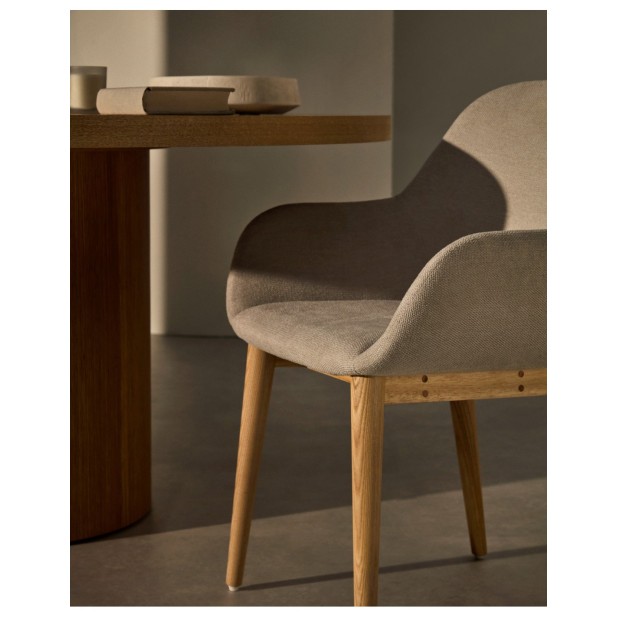 Silla Konna beige y patas de madera...