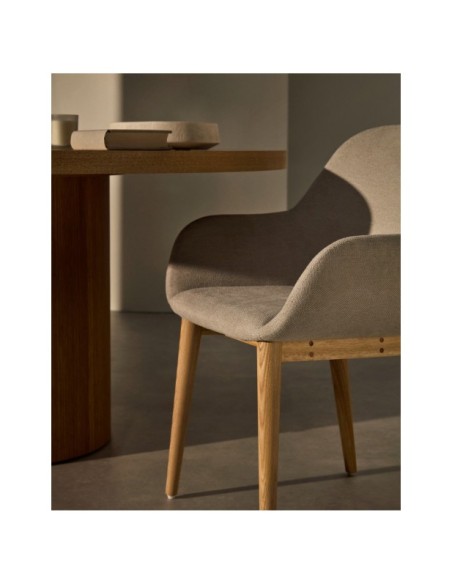 Silla Konna beige y patas de madera maciza de fresno acabado natural - Kave Home