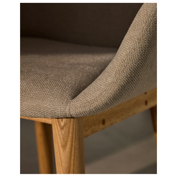 Silla Konna beige y patas de madera...