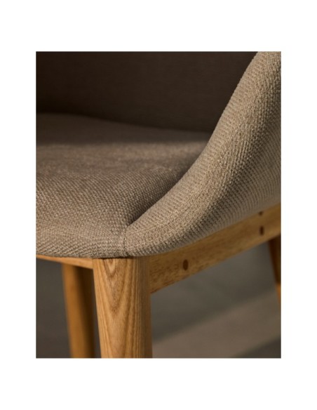 Silla Konna beige y patas de madera maciza de fresno acabado natural - Kave Home