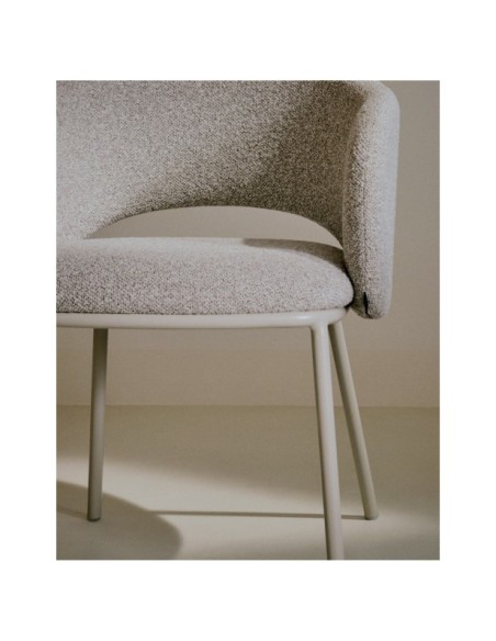 Silla Maina de chenilla gruesa beige y patas de acero con acabado beige FSC Mix Credit - Kave Home