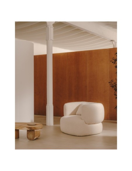 Butaca giratoria con cojín Martina de borreguito crudo FSC Mix Credit - Kave Home