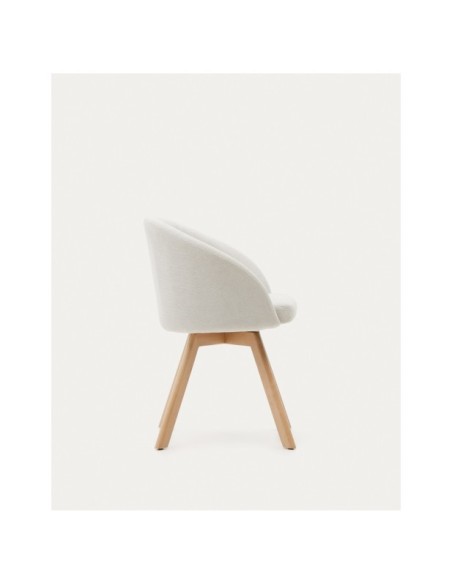 Silla giratoria Marvin chenilla beige y patas de madera maciza de haya acabado natural FSC 100% - Kave Home