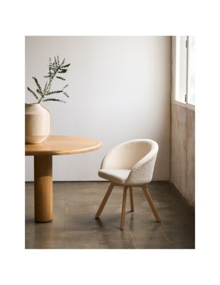 Silla giratoria Marvin chenilla beige y patas de madera maciza de haya acabado natural FSC 100% - Kave Home