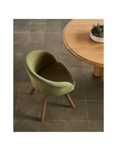 Silla giratoria Marvin chenilla verde y patas de madera maciza de haya acabado nogal FSC 100% - Kave Home