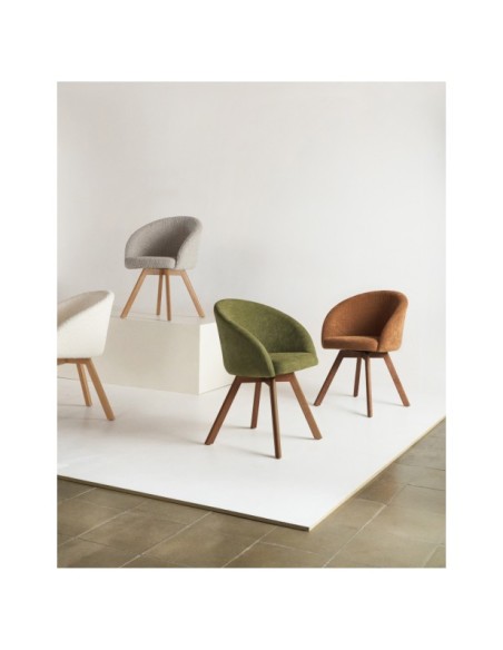Silla giratoria Marvin chenilla marrón y patas de madera maciza de haya acabado nogal FSC 100% - Kave Home