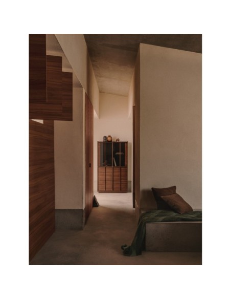 Vitrina Onix madera maciza nogal y chapa de nogal acabado oscuro 101x170 cm FSC Mix Credit - Kave Home