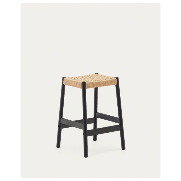 Taburete Yalia de madera maciza de roble con acabado negro y cuerda altura 65 cm FSC 100% - Kave Home