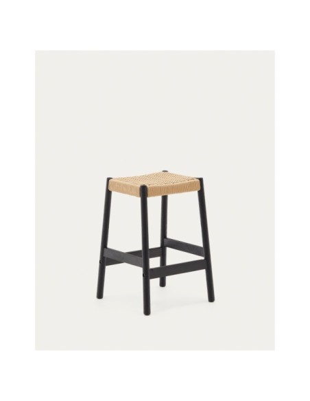 Taburete Yalia de madera maciza de roble con acabado negro y cuerda altura 65 cm FSC 100% - Kave Home