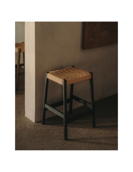 Taburete Yalia de madera maciza de roble con acabado negro y cuerda altura 65 cm FSC 100% - Kave Home