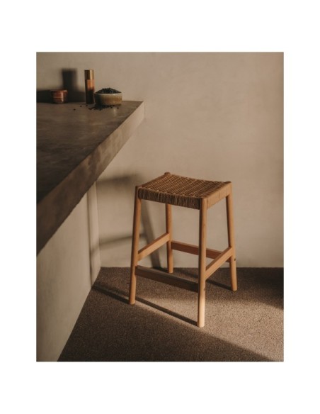 Taburete Yalia de madera maciza de roble con acabado natural y cuerda altura 65 cm FSC100% - Kave Home