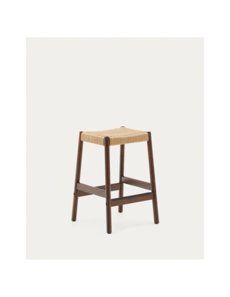 Taburete Yalia de madera maciza de roble con acabado nogal y cuerda altura 65 cm FSC 100% - Kave Home