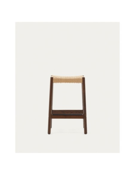 Taburete Yalia de madera maciza de roble con acabado nogal y cuerda altura 65 cm FSC 100% - Kave Home