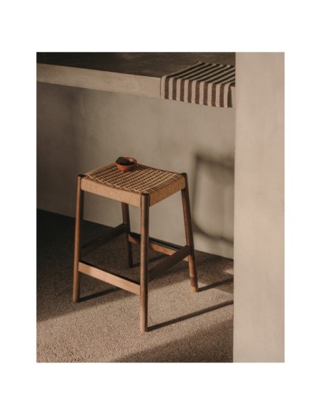 Taburete Yalia de madera maciza de roble con acabado nogal y cuerda altura 65 cm FSC 100% - Kave Home
