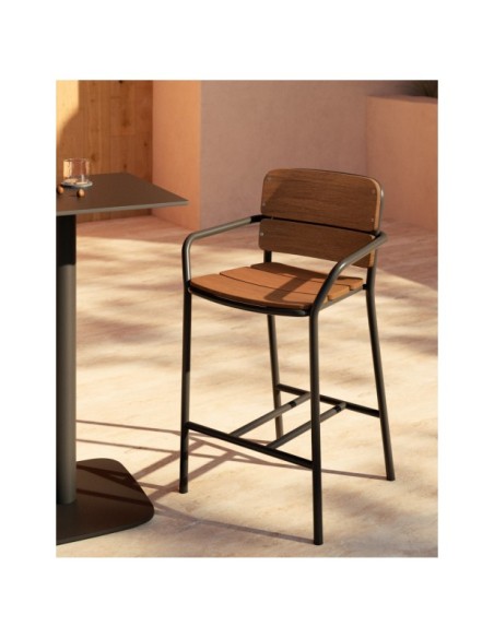 Taburete Algueret madera maciza eucalipto acabado natural y aluminio negro 65 cm FSC 100% - Kave Home